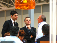 Marino Sorrentino, Amm.re (sulla sinistra) e Fabrizio Dominici, Resp. Rete Vendita (al centro) in fase di contrattazione (Clicca per ingrandire)