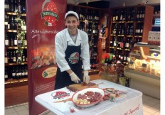 Salvatore Morano, dipendente del Salumificio Sorrentino, durante una degustazione.
